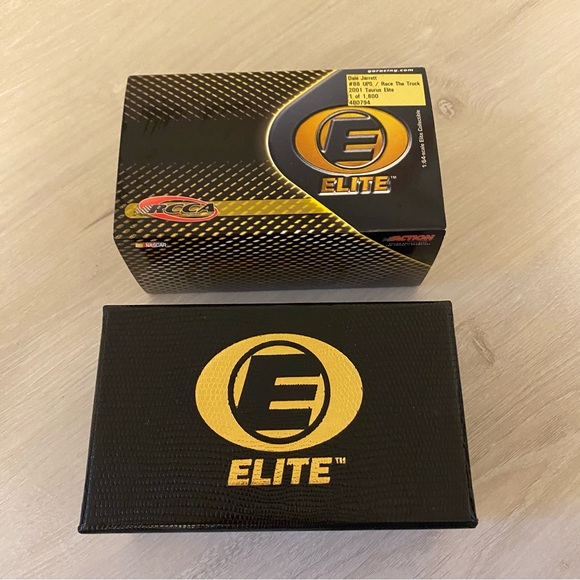 2001 Action RCCA ELITE Dale Jarrett #88 UPS Ford Taurus 1397 of 1800 MINT 1/64 - Picture 6 of 9